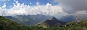59 Alla crocetta di vetta del Pizzo Scala (2427 m) con vista sul Monte Moro al centro, Val di Lemma a sx e di Tartano a dx